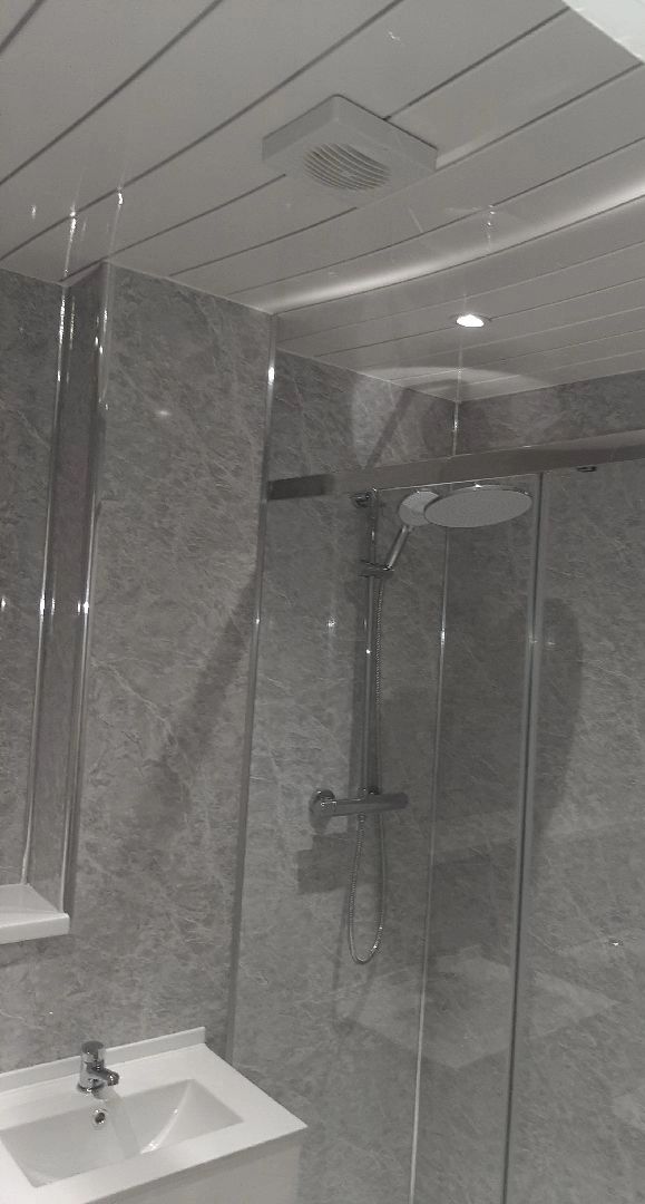 Premium walk-in layout with wall niches